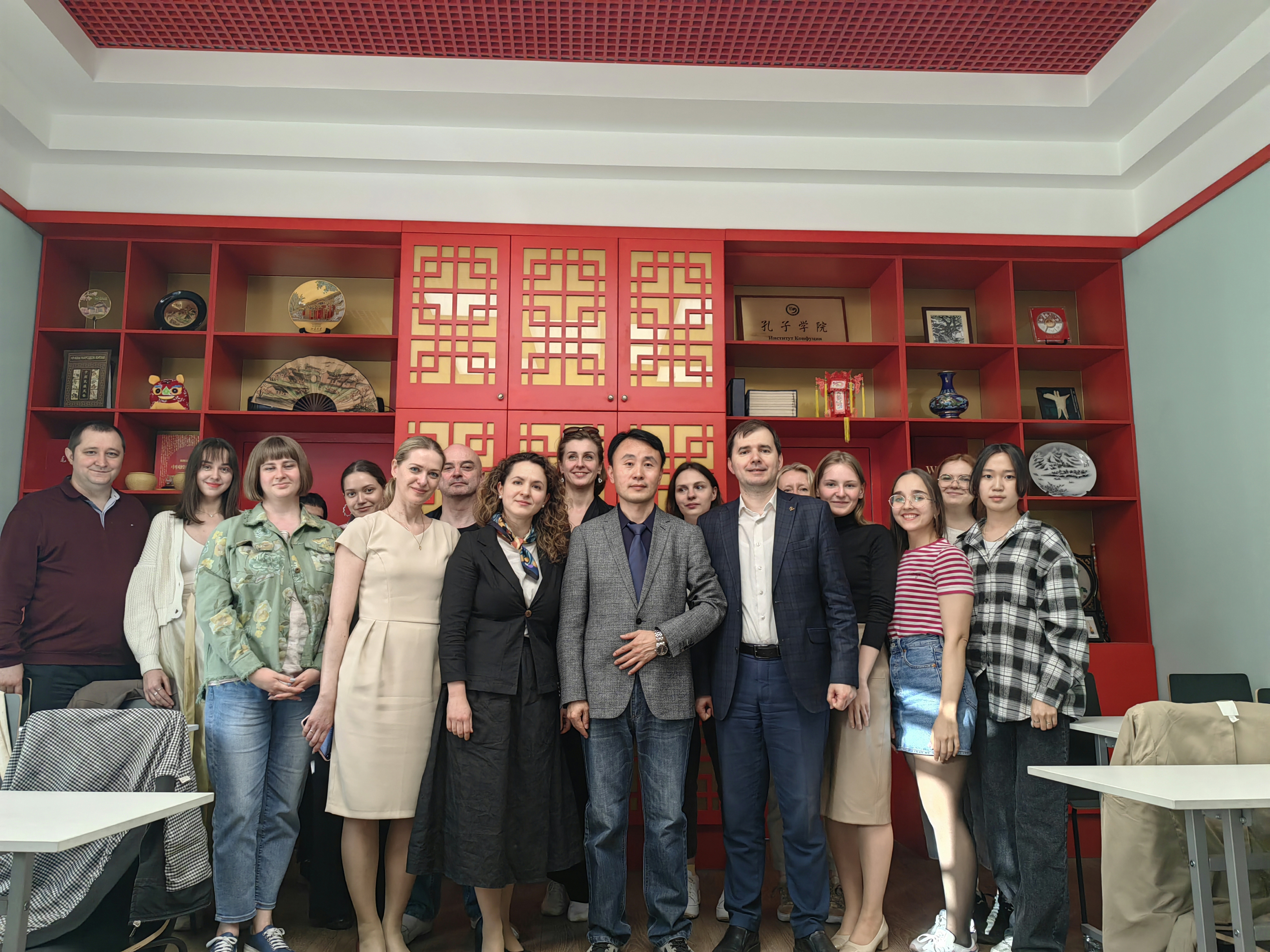 Китайский писатель Чжан Сюэдун выступил в СПбГУ