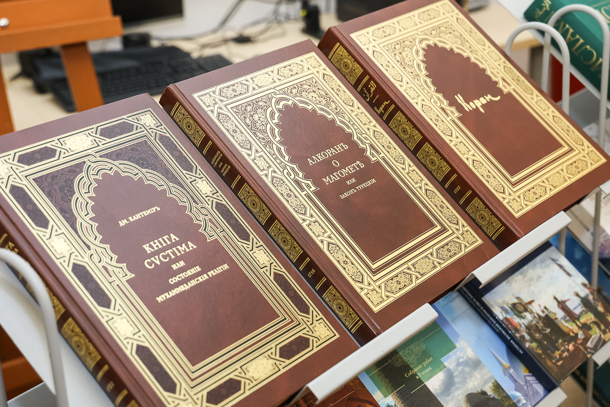  «Забота о сохранении исламской культуры»: СПбГУ пополнил библиотечный фонд уникальными изданиями об исламе 