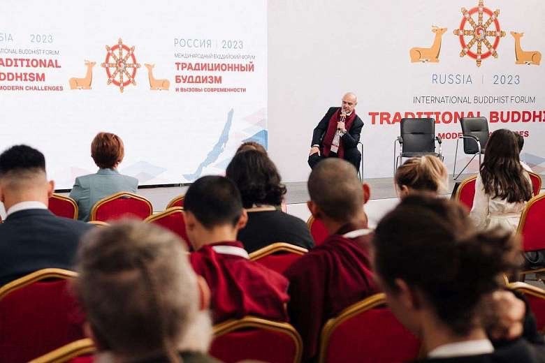 Профессор Александр Сторожук выступил на Международном буддийском форуме