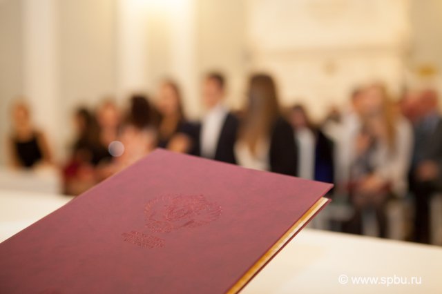 Почти 6000 выпускников из 66 стран мира получили дипломы СПбГУ